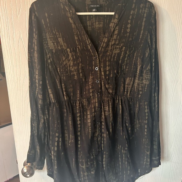 torrid Tops - torrid Black and Olive Tie-Dye Button Front Tunic